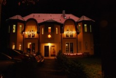 Pensjonat Villa JUSTYNA - budynek nocą (Pobierowo, ul. Piastowska 15b).