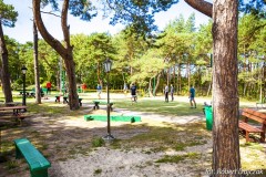 Ośrodek MEWA to pokój w Niechorzu, a na terenie obiektu nad morzem znajduje się taki oto dziecięcy plac zabaw.