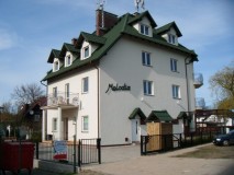 Zachęcająca prezencja pensjonatu Pensjonat MELODIA w Pobierowie na zdjęciu obiektu pod adresem ul. Mickiewicza 7.