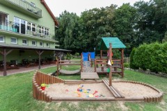 Domki i Pokoje BOSMAN - ośrodek wypoczynkowy posiadający w Rewalu plac zabaw.