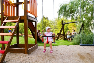 Dzieci chętnie spędzają czas w miejscach takich jak ten plac zabaw pensjonatu Karkonoski*** SPA - Karpacz, ul. Karkonoska 20a.