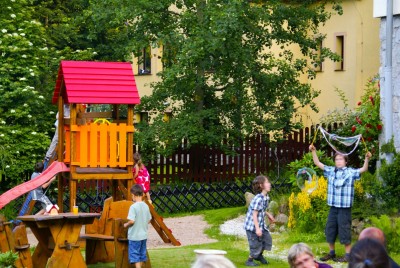 Karkonoski*** SPA to pensjonat w Karpaczu, a na terenie obiektu w górach znajduje się taki oto dziecięcy plac zabaw.