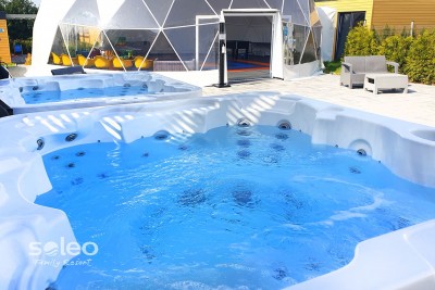 Relaks w jacuzzi stanowi jedną z wypoczynkowych opcji, jakie swoim gościom przedstawia domek letniskowy SOLEO Family Resort z Rewala.