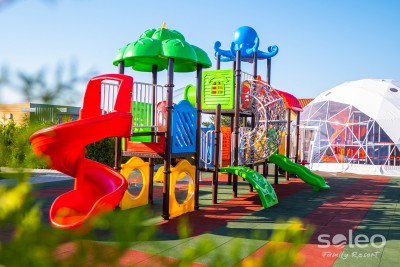 W domku letniskowym SOLEO Family Resort dzieci mogą wyszaleć się na placu zabaw, znajdującym się na terenie obiektu w Rewalu.