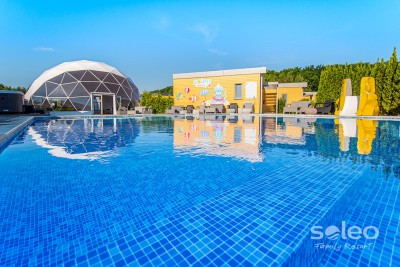 SOLEO Family Resort - jak widać na niniejszym zdjęciu jest to domek letniskowy, gdzie jedną z atrakcji jest basen dla gości.