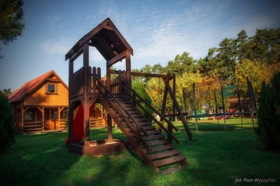 W domku letniskowym Domki DOLPAKART dzieci mogą wyszaleć się na placu zabaw, znajdującym się na terenie obiektu w Pogorzelicy.