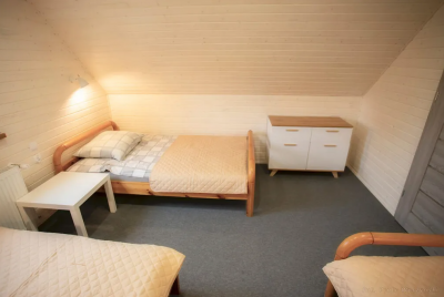 Na fotce przedstawiony jest pokój w domku letniskowym Domki DOLPAKART w którym będziecie mogli Państwo się zatrzymać podczas wczasów w Pogorzelicy