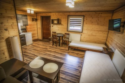 Przedstawiamy przykładowy pokój w domku letniskowym Domki DOLPAKART w Pogorzelicy nad morzem