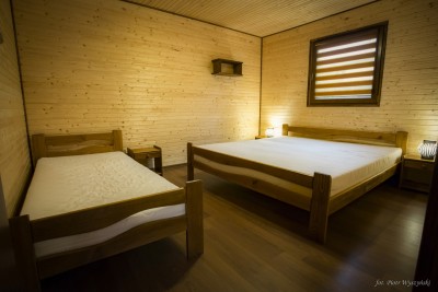 Fotografia przedstawia łoże w pokoju - Domki DOLPAKART | Pogorzelica (wypoczywaj nad morzem) 