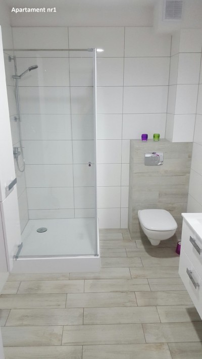 Tak prezentuje się łazienka w apartamencie APARTAMENT POGORZELICA (ul. Wojska Polskiego 7D, 72-351 Pogorzelica)
