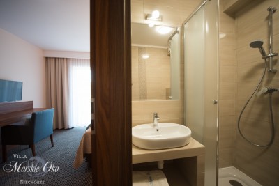 Po całym dniu pełnym atrakcji w Pogorzelicy można odświeżyć się w takiej oto łazience w pensjonacie Villa MORSKIE OKO