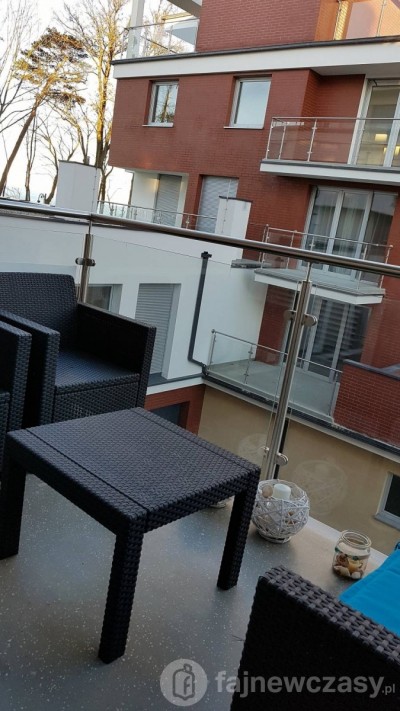 Pokój z balkonem - takie też posiada Premium Apartamenty Klifowa Rewal. Apartament nad morzem w Rewalu.