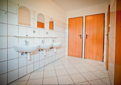 Po całym dniu pełnym atrakcji w Ustroniu Morskim można odświeżyć się w takiej oto łazience w domku letniskowym OW RAJ