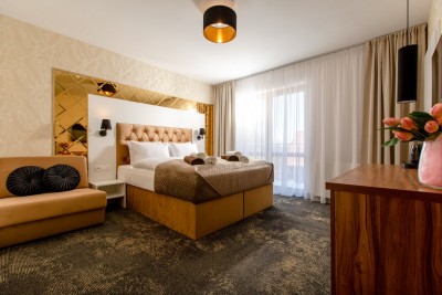 Na fotografii przedstawiony jest pokój w hotelu AMBER PARK (ul. Zaciszna 8, 72-350 Niechorze, woj. zachodniopomorskie)