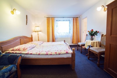 Fotografia przedstawia spanie małżeńskie w pokoju - Dom Gościnny DOROTA | Karpacz (wypoczywaj w górach) 