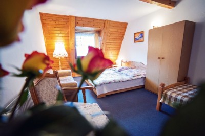 Pokój Dom Gościnny DOROTA w Karpaczu - zdjęcie łóżka małżeńskiego