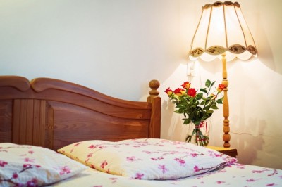 Fotografia przedstawia łoże małżeńskie w pokoju Dom Gościnny DOROTA