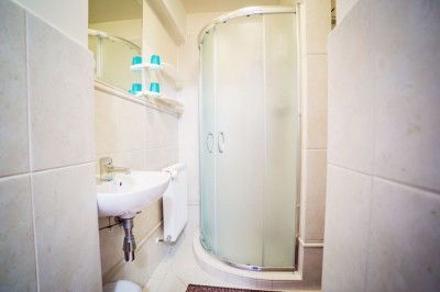 Fotka przedstawia łazienkę w pokoju Dom Gościnny DOROTA
