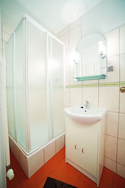 Widok na łazienkę w pokoju Dom Gościnny DOROTA w Karpaczu w górach