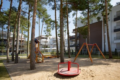 Coś dla dzieci od apartamentu Blue Baltic, czyli plac zabaw znajdujący się na terenie obiektu z Pogorzelicy (ul. Wojska Polskiego 7).