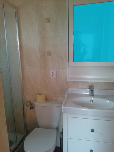 Po całym dniu pełnym atrakcji w Sarbinowie można odświeżyć się w takiej oto łazience w ośrodku wczasowym PUSZCZYK