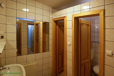 W domu wczasowym Dom Wczasowy Zielona Gospoda w Sosnówce można skorzystać z łazienki przedstawionej na fotce