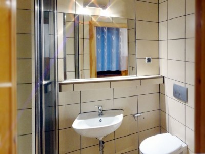 W domu wczasowym Dom Wczasowy Zielona Gospoda w Sosnówce można skorzystać z łazienki przedstawionej na fotce