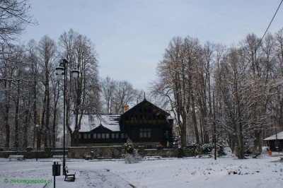 Budynek domu wczasowego Dom Wczasowy Zielona Gospoda z Sosnówki sfotografowany od strony zewnętrznej.