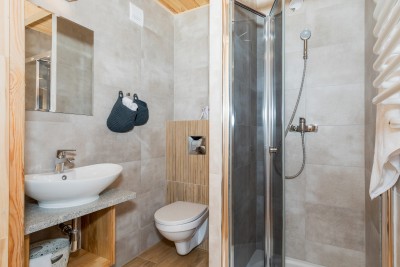 W domku letniskowym Domki ADRIA w Pobierowie można skorzystać z łazienki przedstawionej na zdjęciu