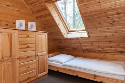 Na zdjęciu łóżko w pokoju - Domki ADRIA | Pobierowo (wypoczywaj nad morzem) 