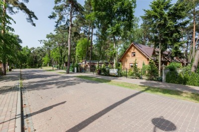 Wygląd zewnętrzny obiektu (ul. Zachodnia 5) zapowiada udany pobyt w domku letniskowym Domki ADRIA w Pobierowie.