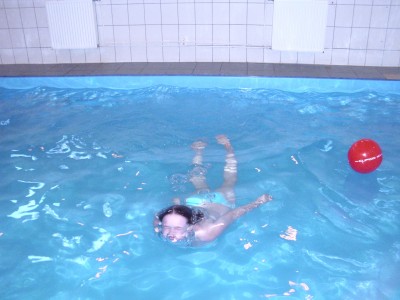 W ośrodku wypoczynkowym TERIMEX. Zdjęcie prezentujące nieckę basenową i jej najbliższe otoczenie - Pogorzelica.
