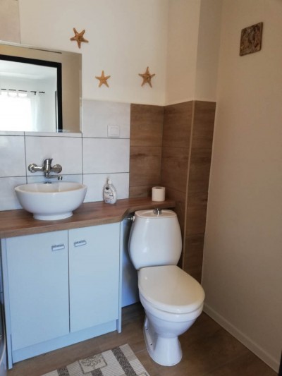 W pensjonacie Dream House w Rewalu można skorzystać z łazienki przedstawionej na fotce