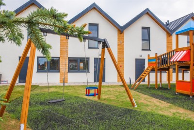 W pensjonacie Amber Resort Rewal dzieci mogą wyszaleć się na placu zabaw, znajdującym się na terenie obiektu w Rewalu.
