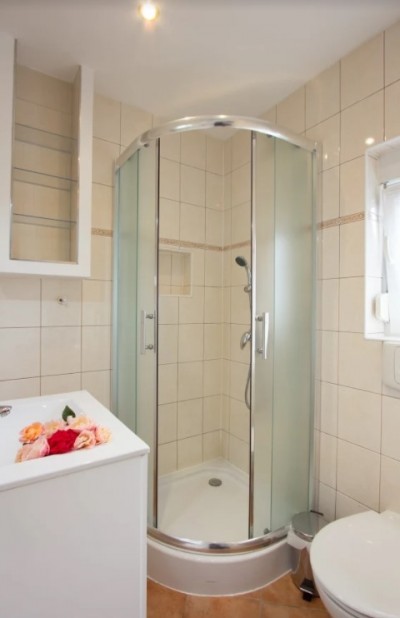 Fotka przedstawia łazienkę w apartamencie EWDAR