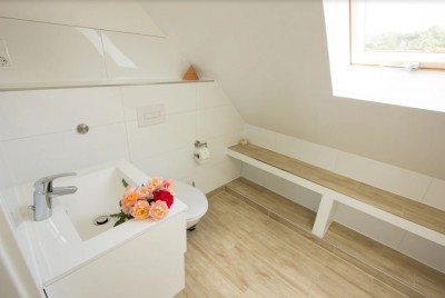W apartamencie EWDAR w Trzęsaczu można skorzystać z łazienki przedstawionej na zdjęciu