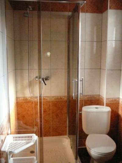 Po całym dniu pełnym atrakcji w Pobierowie można odświeżyć się w takiej oto łazience w pokoju KAMEA