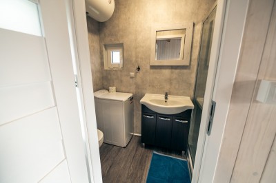 W domku letniskowym Fantazja w Dębkach można skorzystać z łazienki przedstawionej na zdjęciu