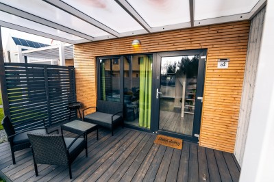 Zdjęcie balkonu w jednym z pokoi, jaki oferuje Fantazja. Domek Letniskowy na fotografii należy do bazy obiektów Dębek.