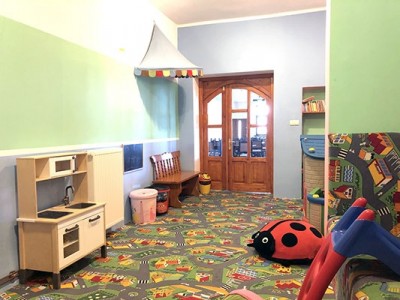 W apartamencie ZIELONE WZGÓRZE - hotel i domki w Karpaczu wydzielono kącik zabaw specjalnie dla dzieci. Adres obiektu to ul. Poznańska 5.