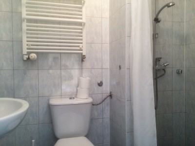 Zdjęcie przedstawia łazienkę w hotelu ZIELONE WZGÓRZE