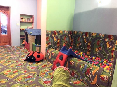 ZIELONE WZGÓRZE - hotel i domki w Karpaczu - fotografia prezentująca stworzony dla maluchów kącik zabaw na terenie apartamentu.