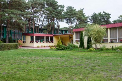 Budynek pokoju Ośrodek Wypoczynkowy ALBATROS z Pogorzelicy sfotografowany od strony zewnętrznej.