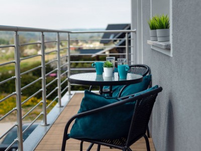 Obecność balkonu czyni apartament Apartament Szafirkowy jeszcze atrakcyjniejszą opcją. Jeden z kilku pokoi obiektu z Kudowy-Zdroju.