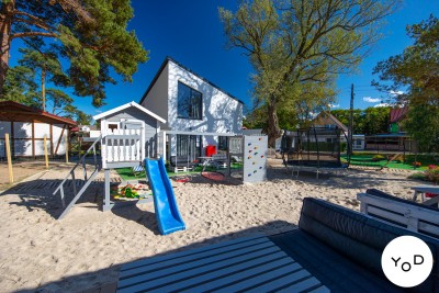 W domku letniskowym YOD - domki nad morzem dzieci mogą wyszaleć się na placu zabaw, znajdującym się na terenie obiektu w Pustkowie.