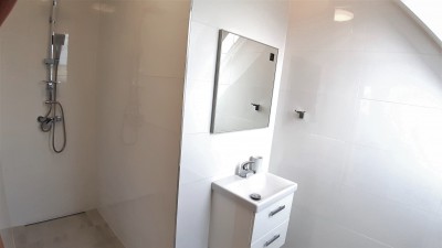 W pokoju Pokoje gościnne i apartamenty w Pogorzelicy można skorzystać z łazienki przedstawionej na zdjęciu