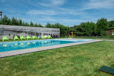 Własny basen to niewątpliwie spora atrakcja, którą swoim gościom zapewniają gospodarze domku letniskowego Bajkowy Zakątek z .