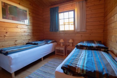 Zdjęcie przedstawia łóżko w pokoju - Bajkowy Zakątek | Rusinowo (wypoczywaj nad morzem) 