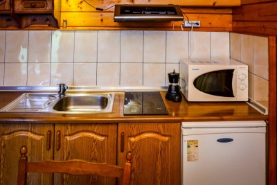 W aneksie kuchennym w domku letniskowym Bajkowy Zakątek warto przygotować sobie odpowiedni prowiant przed turystyczną wyprawą po okolicach .