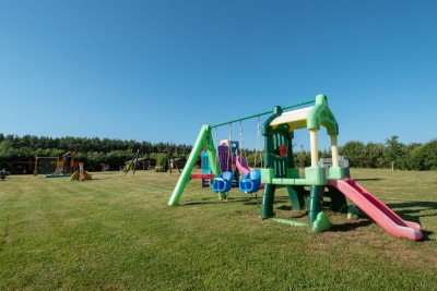 W domku letniskowym Bajkowy Zakątek dzieci mogą wyszaleć się na placu zabaw, znajdującym się na terenie obiektu w .